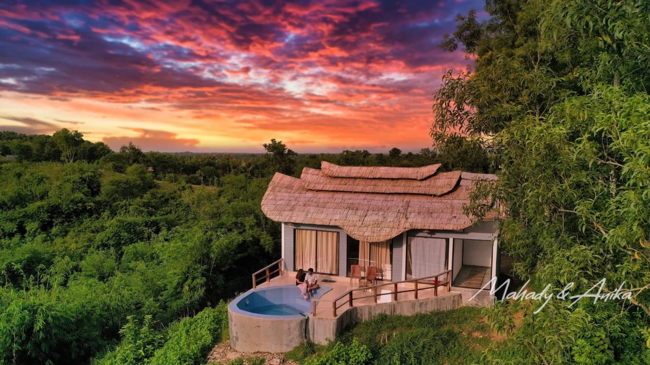 Infinity Pool Villa - Pool & Villa Overview